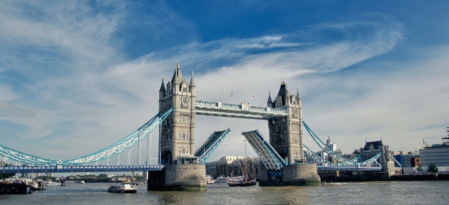 Il Tower Bridge di Londra con l'apertura del ponte